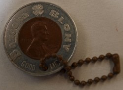 Bazooka Blony Anstecknadel/Medaille