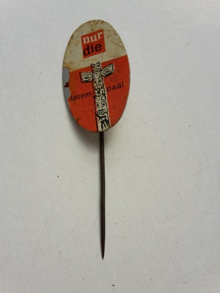 Nur Die Totempaal Anstecknadel